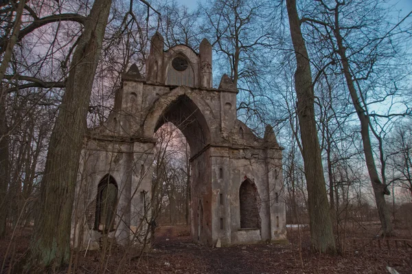 Der alte zerstörte Bogen im gotischen Stil in Russland in der Ruine des Schlosses — Stockfoto