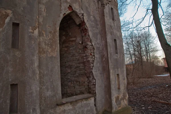 The old ruined arch in the Gothic style in Russia in the ruined manor — Stock Photo, Image