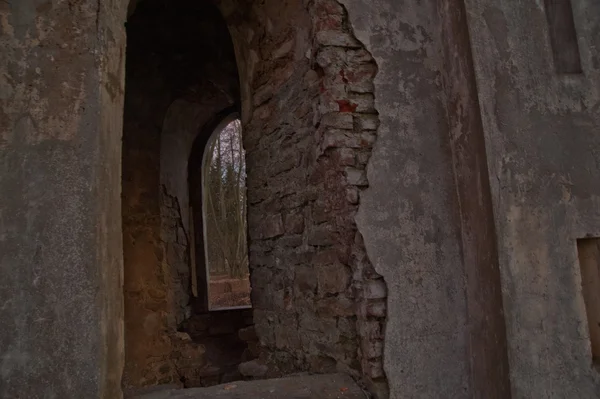 Der alte zerstörte Bogen im gotischen Stil in Russland in der Ruine des Schlosses — Stockfoto