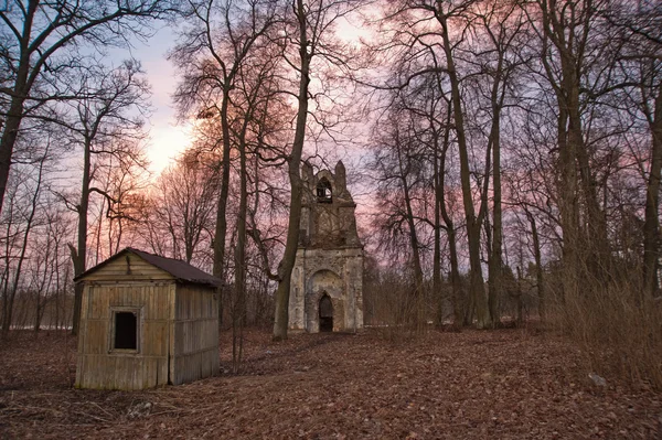 Der alte zerstörte Bogen im gotischen Stil in Russland in der Ruine des Schlosses — Stockfoto