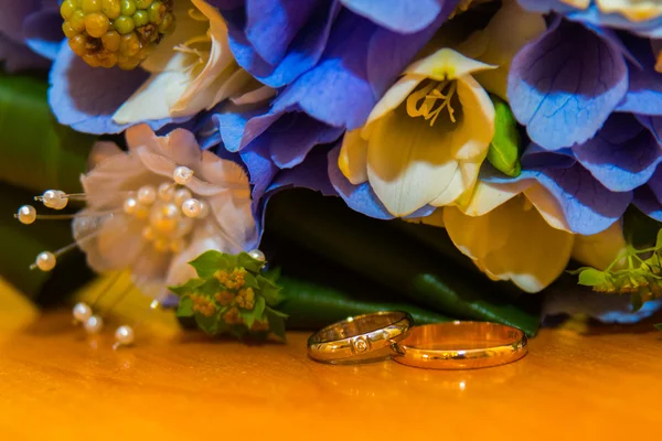 Zásnubní prsteny svatební — Stock fotografie