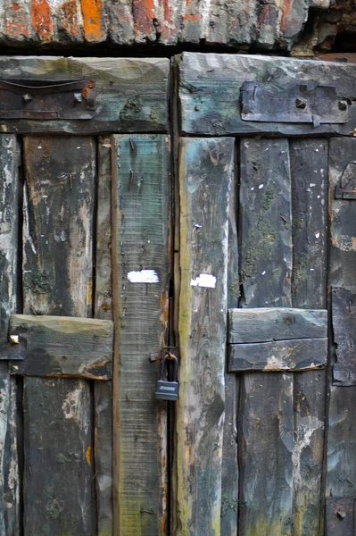 Россия, Выборг. Древняя крепость, деревянная дверь — стоковое фото