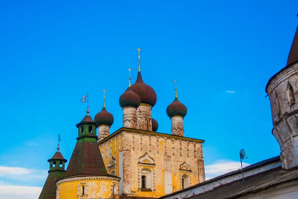 Rusland, afwikkeling Borisoglebsky. Boris en Gleb aan de monding van het klooster van Rostov — Stockfoto