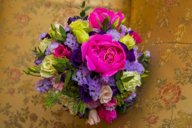 Çok güzel nişan yüzüğü ve çiçekler