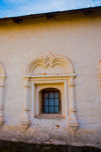 Fragment pevnosti stěny s oknem. Kirillo-Belozersky klášter. Rusko, město Kirillov. — Stock fotografie