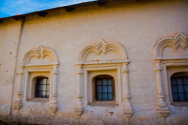 Pencere ile kale duvar parçası. Kirillo Belozersky Manastırı. Rusya, Kirillov şehir. — Stok fotoğraf