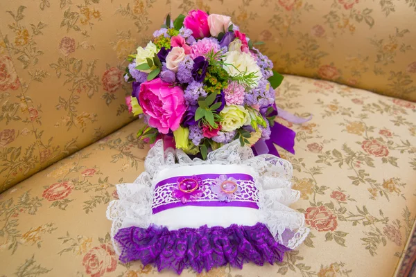 Zeer mooie verlovingsring en bloemen — Stockfoto