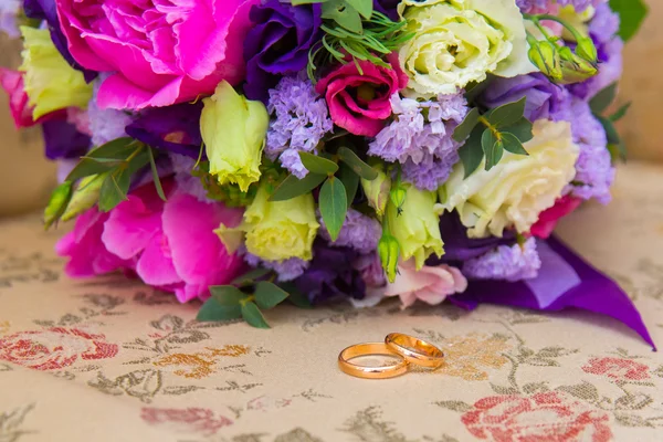 매우 아름 다운 약혼 반지와 꽃 — 스톡 사진