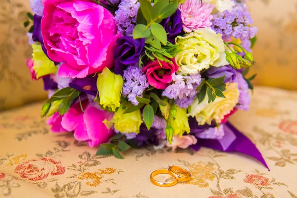 Zeer mooie verlovingsring en bloemen — Stockfoto