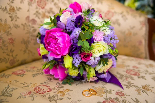 매우 아름 다운 약혼 반지와 꽃 — 스톡 사진