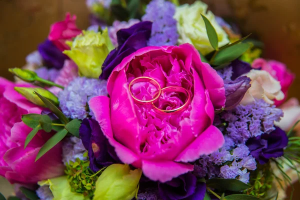 Anillo de compromiso muy hermoso y flores — Foto de Stock