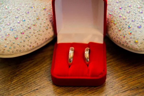 Very beautiful engagement ring and bridesmaid shoes — Stock Photo, Image
