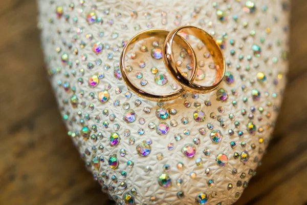 Molto bello anello di fidanzamento e scarpe da damigella d'onore — Foto Stock
