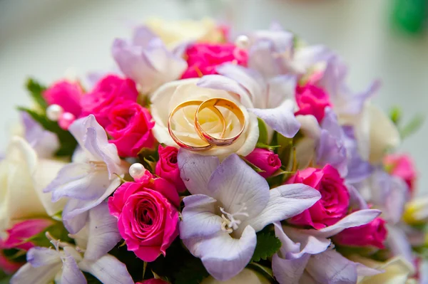 Anillos de boda y flores —  Fotos de Stock