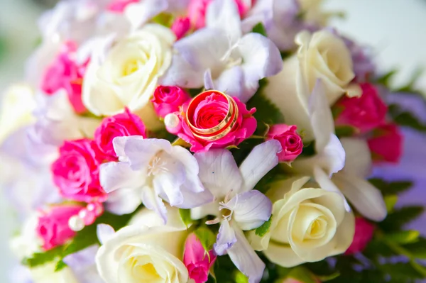 Anillos de boda y flores —  Fotos de Stock