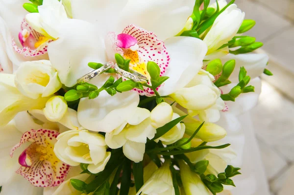 Anillos de boda y flores — Foto de Stock