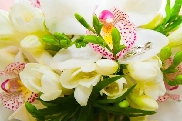 Anillos de boda y flores —  Fotos de Stock