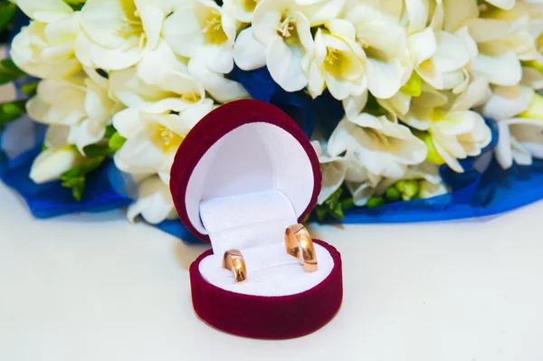 Wedding rings and flowers — Stock Photo, Image