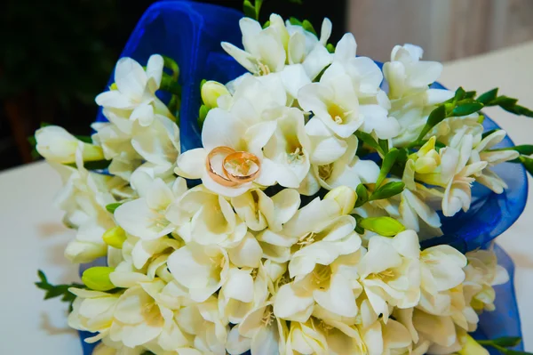 Anillos de boda y flores —  Fotos de Stock