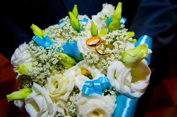 Velmi krásný zásnubní prsten a bílé růže — Stock fotografie