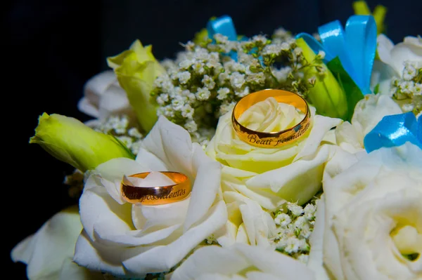 Bellissimo anello di fidanzamento e rose bianche — Foto Stock