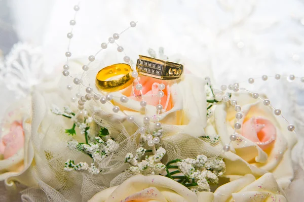 Anillos de boda y flores — Foto de Stock