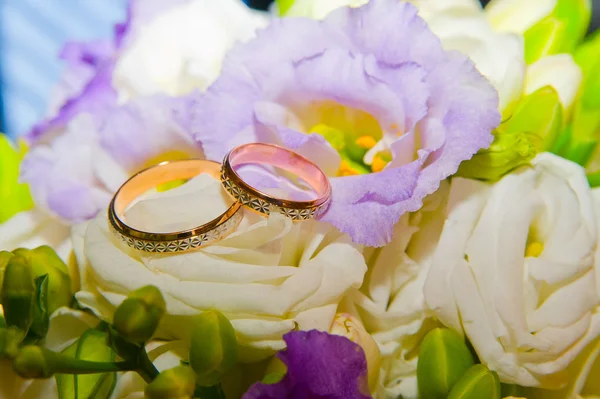 Anillos de boda y flores — Foto de Stock