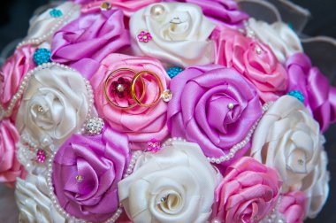 Alyanslar ve çiçekler