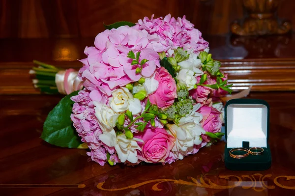 Wedding rings and flowers — Stock Photo, Image