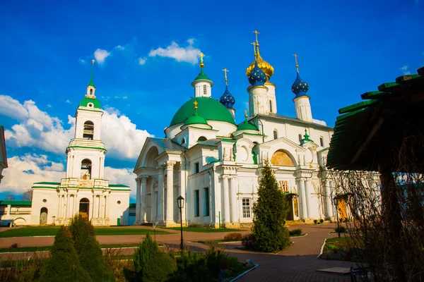 Mosteiro de Spaso-Yakovlevsky em Rostov, o Grande, Rússia. — Fotografia de Stock