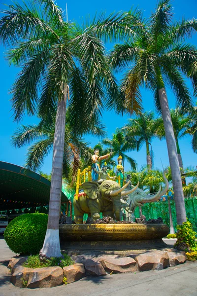 Parque muy bonito, moderno y grande en la ciudad Ho Chi Minh . — Foto de Stock