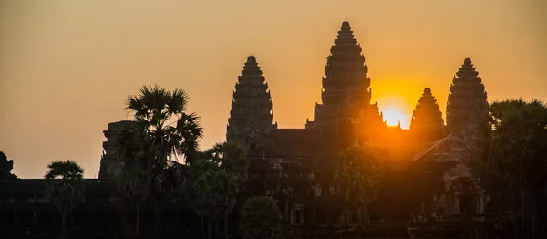 O complexo do templo de Angkor Wat.The alvorecer do sol — Fotografia de Stock