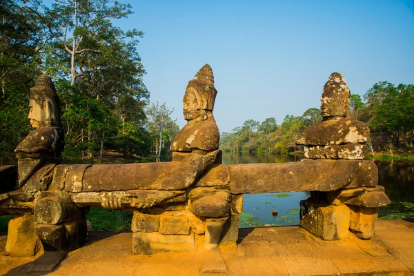 Pont nord, sud. Angkor ! . — Photo