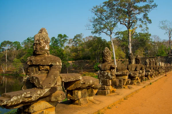 Pont nord, sud. Angkor ! . — Photo