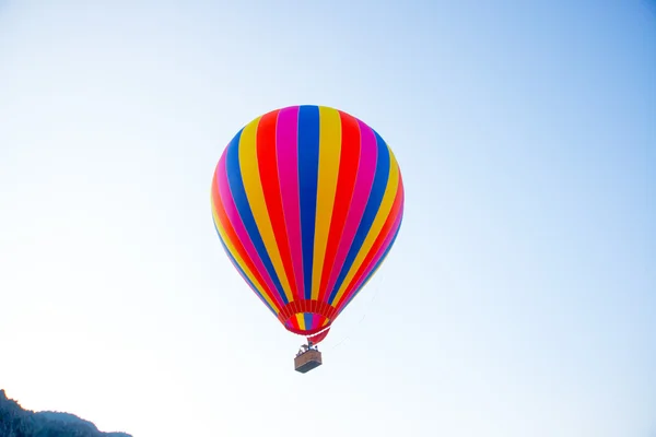 Gökyüzünde renkli sıcak hava balonu. Laos. — Stok fotoğraf