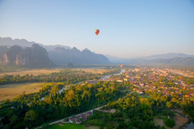 Gökyüzünde renkli sıcak hava balonu. Laos.