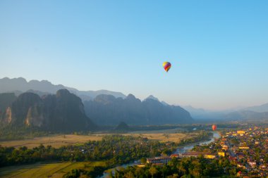 Gökyüzünde renkli sıcak hava balonu. Laos.