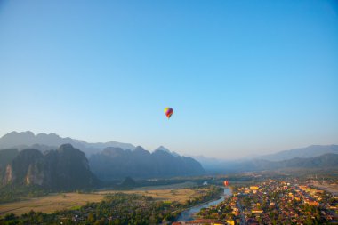 Gökyüzünde renkli sıcak hava balonu. Laos.