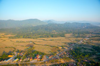 Gökyüzünde renkli sıcak hava balonu. Laos.
