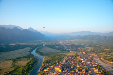 Gökyüzünde renkli sıcak hava balonu. Laos.