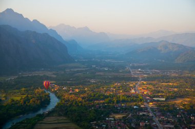 Gökyüzünde renkli sıcak hava balonu. Laos.