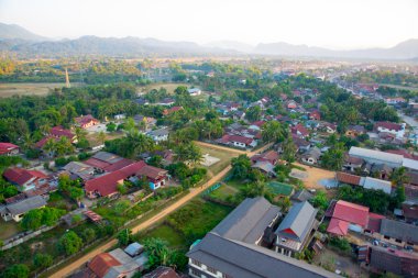 Gökyüzünde renkli sıcak hava balonu. Laos.