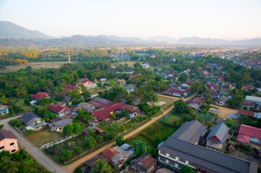 Gökyüzünde renkli sıcak hava balonu. Laos.