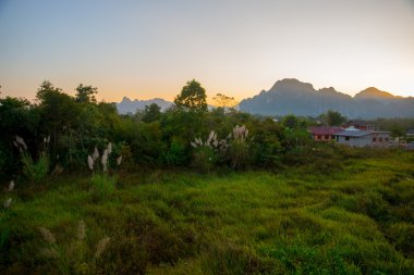 Gökyüzünde renkli sıcak hava balonu. Laos.