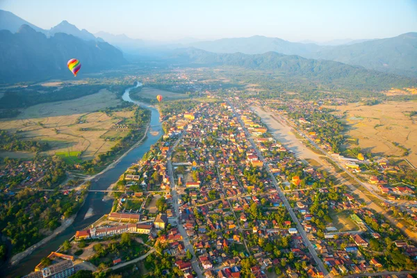 Palloncino colorato ad aria calda nel cielo.Laos . — Foto Stock