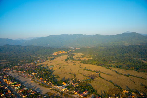 Colorido globo de aire caliente en el cielo.Laos . —  Fotos de Stock