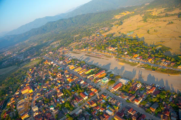 Kolorowy balon w niebo. Laos. — Zdjęcie stockowe