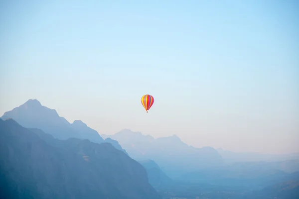 彩色热气球在天空中。老挝. — 图库照片