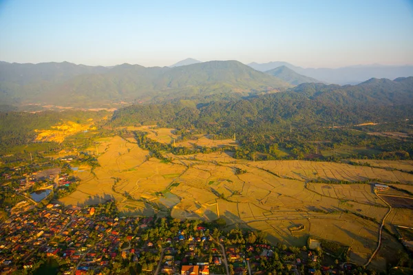 Gökyüzünde renkli sıcak hava balonu. Laos. — Stok fotoğraf