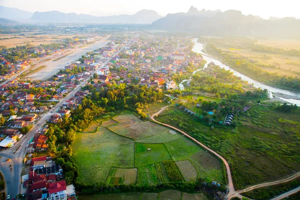 Palloncino colorato ad aria calda nel cielo.Laos . — Foto Stock